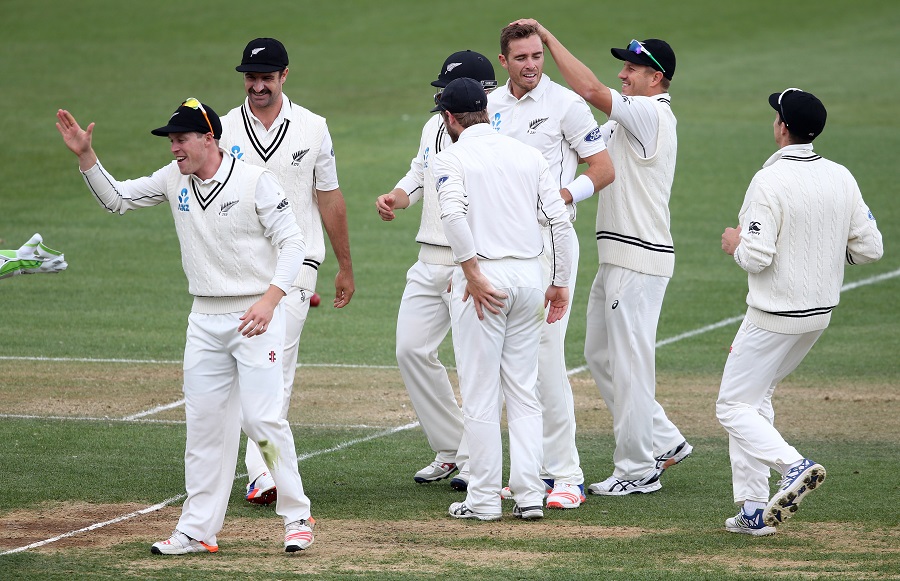 New Zealand's Tim Southee (C) and team mates celebrate the wicket of Pakistan's Younis Khan during day two of the second cricket Test match between New Zealand and Pakistan at Seddon Park in Hamilton on November 26, 2016 / AFP / MICHAEL BRADLEY (Photo credit should read MICHAEL BRADLEY/AFP/Getty Images)