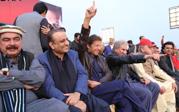 Chairman PTI Imran Khan responding to the slogans of participants of Jalsa in Kasur on Sunday. - DNA