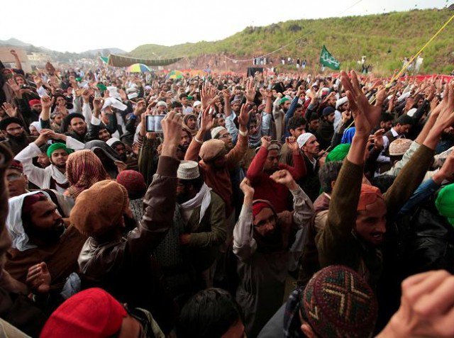 Thousands defy rally ban to support Mumtaz Qadri