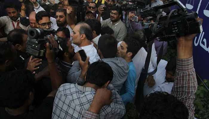Police release Hafiz Naeem of JI, Shahra-e-Faisal cleared for traffic after protest