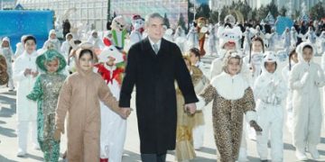 Turkmen Leader Visits Main New Year’s Tree in Ashgabat