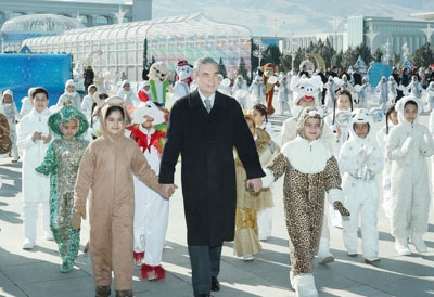 Turkmen Leader Visits Main New Year’s Tree in Ashgabat