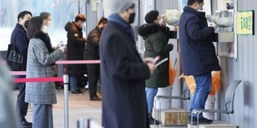 South Korea marks deadliest day of pandemic as omicron looms