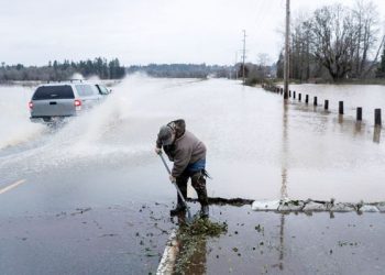 US reports  1.35m COVID-19 cases in a day,  shattering  global record