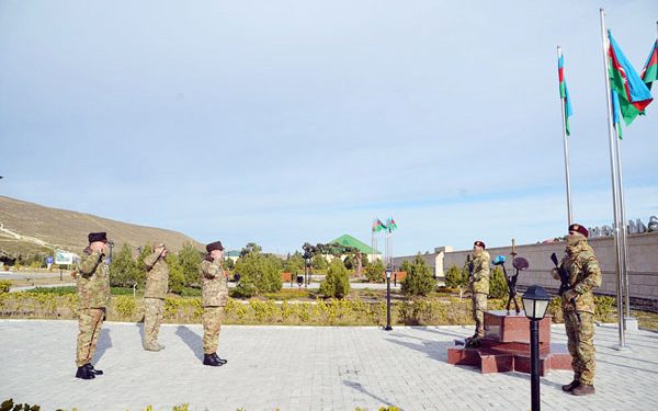 Azerbaijan: Defence chief inspects special forces military unit