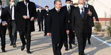 Uzbek President visits the mahalla in Nukus
