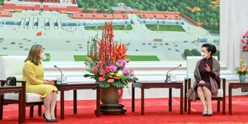 Peng Liyuan  encourages cultural exchanges between China and Ecuador