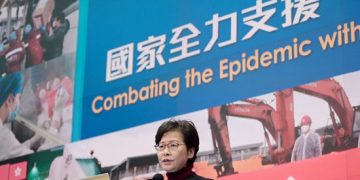 Carrie Lam meets  mainland epidemiologists on combating COVID-19