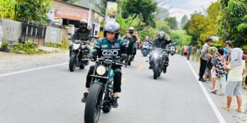 President Jokowi drives to Parapat Beach, Lake Toba on motorbike for review
