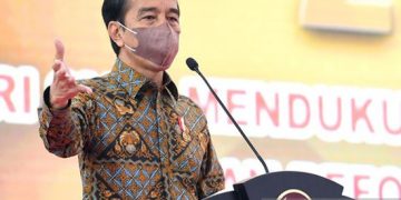 Mahmood Khan formally hands over keys of new Hiace vehicles to the Principals of 45 colleges including 24 boys colleges