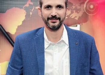 Mahmood Khan formally hands over keys of new Hiace vehicles to the Principals of 45 colleges including 24 boys colleges