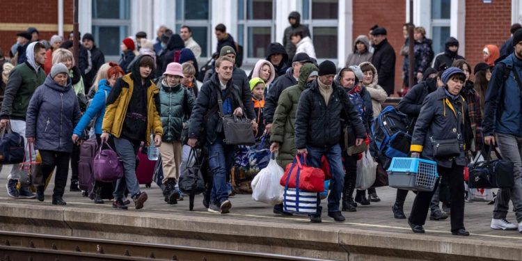 Civilians try to flee east Ukraine as Russia prepares attack