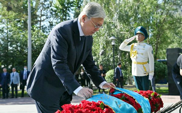 Kazakh President honors  memory of victims of political repressions and famine