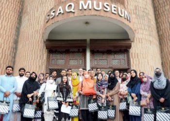 Sri Lanka’s new PM struggles to form unity government