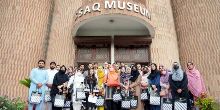 Sri Lanka’s new PM struggles to form unity government