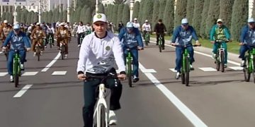 Turkmen President attends mass bike ride on World Bicycle Day
