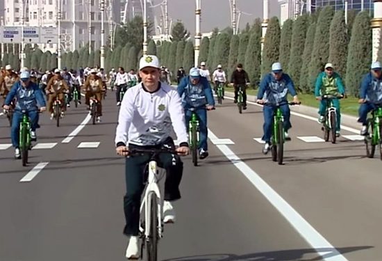 Turkmen President attends mass bike ride on World Bicycle Day