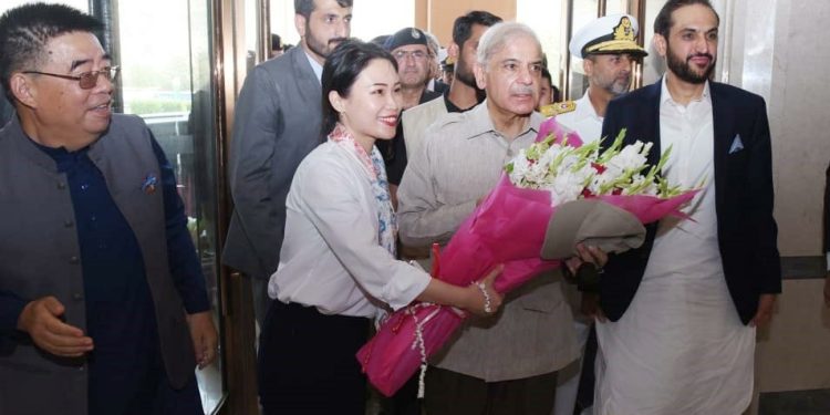 Ukraine forces to retreat from battleground city: Governor