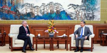 Chinese FM meets with  outgoing EU Ambassador