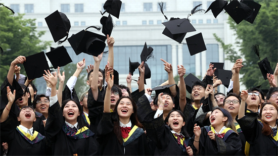 China urges SMEs to  hire college graduates