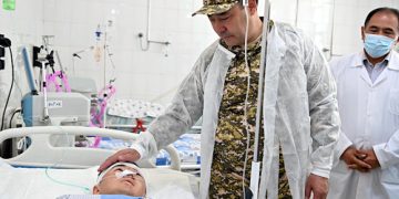 Kyrgyz President visits  border guards who were injured during border conflict