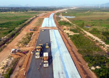 Chinese-invested  expressway speeds up travel, helps develop  talents for Cambodia