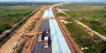 Chinese-invested  expressway speeds up travel, helps develop  talents for Cambodia