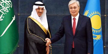 President Tokayev  holds talks with heads  of Saudi largest companies Head of State Kassym-Jomart Tokayev held meetings with Chairman of Ajlan & Bros Holding Ajlan bin Abdulaziz Alajlan and Chairman of the Board of Directors of Acwa Power Mohammad Abunayyan on the sidelines of his official visit to Saudi Arabia, Kazinform cites the press service of Akorda.  One of the largest conglomerates of the Kingdom of Saudi Arabia and Middle East Ajlan & Bros Holding Group expressed interest in investing into Kazakhstan. Presently the holding is mapping out a project in the sphere of agriculture in Almaty region.  During the meeting with Mohammad Abunayyan the sides discussed the issues of development of alternative energy sources. President Tokayev revealed that Kazakhstan intends to reach 30% of renewable energy sources in the total energy balance by 2030 and invited Acwa Power to implement joint projects in the green hydrogen production in Kazakhstan.  Islamic Development Bank to continue investing into projects in Kazakhstan  President Kassym-Jomart Tokayev of Kazakhstan discussed with Chairman of the Islamic Development Bank (IDB) Group H.E. Dr. Muhammad Sulaiman Al Jasser implementation of a number of joint projects in various sectors of economy, Kazinform has learned from the Akorda press service. During the meeting the Head of State reminded that Kazakhstan was the first CIS country to develop a partnership program with IDB. Based in Almaty for more than 25 years the IDB regional office coordinates the Bank’s operations in Eastern Europe, CIS, Mongolia and China. This attests to the relevance and trust-based relations between Kazakhstan and IDB.  President Tokayev stressed that Kazakhstan appreciates the longstanding support the Bank provides to the country’s economy. Throughout the years of cooperation IDB invested more than $1.6 billion into priority sectors of economy as well as social projects in Kazakhstan. H.E. Dr. Muhammad Sulaiman Al Jasser briefed the Head of State on the Bank’s policy in the sphere of investment and plans for the upcoming period. According to him, the Bank intends to continue investing into various projects in the sphere of business, finance, infrastructure and communications. – KAZINFORM