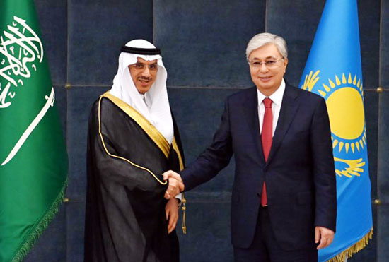 President Tokayev  holds talks with heads  of Saudi largest companies Head of State Kassym-Jomart Tokayev held meetings with Chairman of Ajlan & Bros Holding Ajlan bin Abdulaziz Alajlan and Chairman of the Board of Directors of Acwa Power Mohammad Abunayyan on the sidelines of his official visit to Saudi Arabia, Kazinform cites the press service of Akorda.  One of the largest conglomerates of the Kingdom of Saudi Arabia and Middle East Ajlan & Bros Holding Group expressed interest in investing into Kazakhstan. Presently the holding is mapping out a project in the sphere of agriculture in Almaty region.  During the meeting with Mohammad Abunayyan the sides discussed the issues of development of alternative energy sources. President Tokayev revealed that Kazakhstan intends to reach 30% of renewable energy sources in the total energy balance by 2030 and invited Acwa Power to implement joint projects in the green hydrogen production in Kazakhstan.  Islamic Development Bank to continue investing into projects in Kazakhstan  President Kassym-Jomart Tokayev of Kazakhstan discussed with Chairman of the Islamic Development Bank (IDB) Group H.E. Dr. Muhammad Sulaiman Al Jasser implementation of a number of joint projects in various sectors of economy, Kazinform has learned from the Akorda press service. During the meeting the Head of State reminded that Kazakhstan was the first CIS country to develop a partnership program with IDB. Based in Almaty for more than 25 years the IDB regional office coordinates the Bank’s operations in Eastern Europe, CIS, Mongolia and China. This attests to the relevance and trust-based relations between Kazakhstan and IDB.  President Tokayev stressed that Kazakhstan appreciates the longstanding support the Bank provides to the country’s economy. Throughout the years of cooperation IDB invested more than $1.6 billion into priority sectors of economy as well as social projects in Kazakhstan. H.E. Dr. Muhammad Sulaiman Al Jasser briefed the Head of State on the Bank’s policy in the sphere of investment and plans for the upcoming period. According to him, the Bank intends to continue investing into various projects in the sphere of business, finance, infrastructure and communications. – KAZINFORM