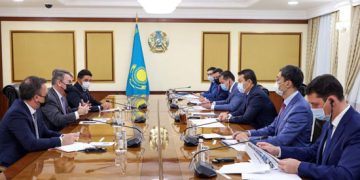 Kazakh PM Alikhan Smailov holds meeting with Honeywell leadership