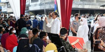 Jokowi, First Lady distribute social aid at Petisah Market
