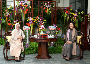 Peng Liyuan meets  with Indonesian first lady