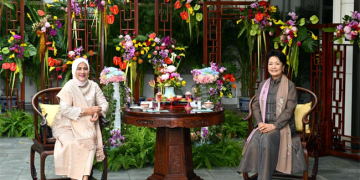 Peng Liyuan meets  with Indonesian first lady
