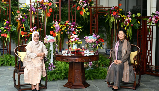 Peng Liyuan meets  with Indonesian first lady