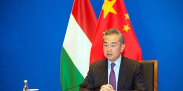 Chinese, Hungarian  FMs hold phone talks  on bilateral ties, Ukraine