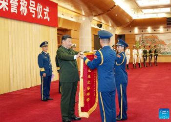 Xi presents August 1 Medal to outstanding military personnel