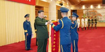 Xi presents August 1 Medal to outstanding military personnel