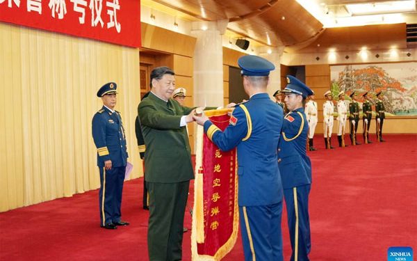 Xi presents August 1 Medal to outstanding military personnel