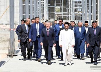 Shavkat Mirziyoyev visits  the Imam Bukhari Mausoleum