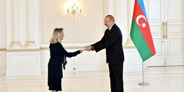 President Ilham Aliyev accepts  credentials of newly appointed Ambassador of Panama