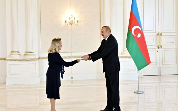 President Ilham Aliyev accepts  credentials of newly appointed Ambassador of Panama